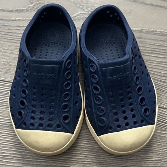 Native navy toddler shoes size 4 - Picture 1 of 6